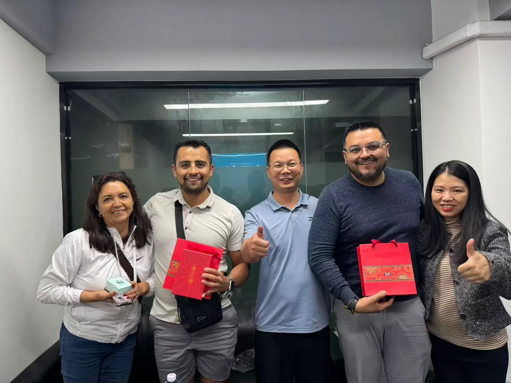 sup sales team with customer